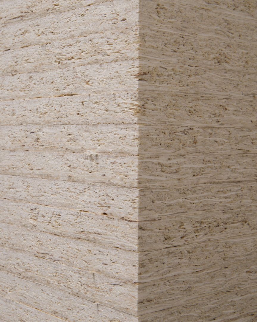 Rohe OSB-Platte – Detailansicht der Oberfläche mit orientierten und gepressten Holzspänen, helle Naturfarbe.