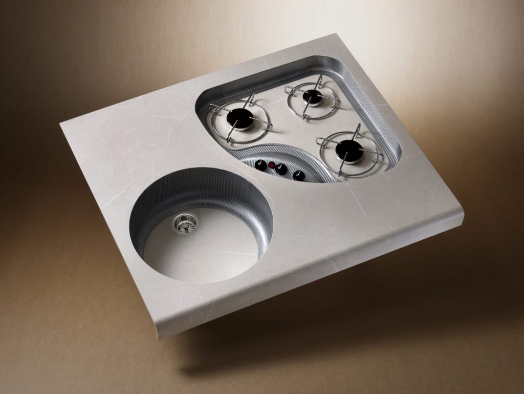 Soluzione d’arredo in VittEr® Lite di Filippi 1971: piano cucina con lavello e fuochi integrati, realizzato in materiale composito stampato digitalmente. Design leggero, innovativo e resistente per veicoli ricreazionali di nuova generazione. - Filippi 1971