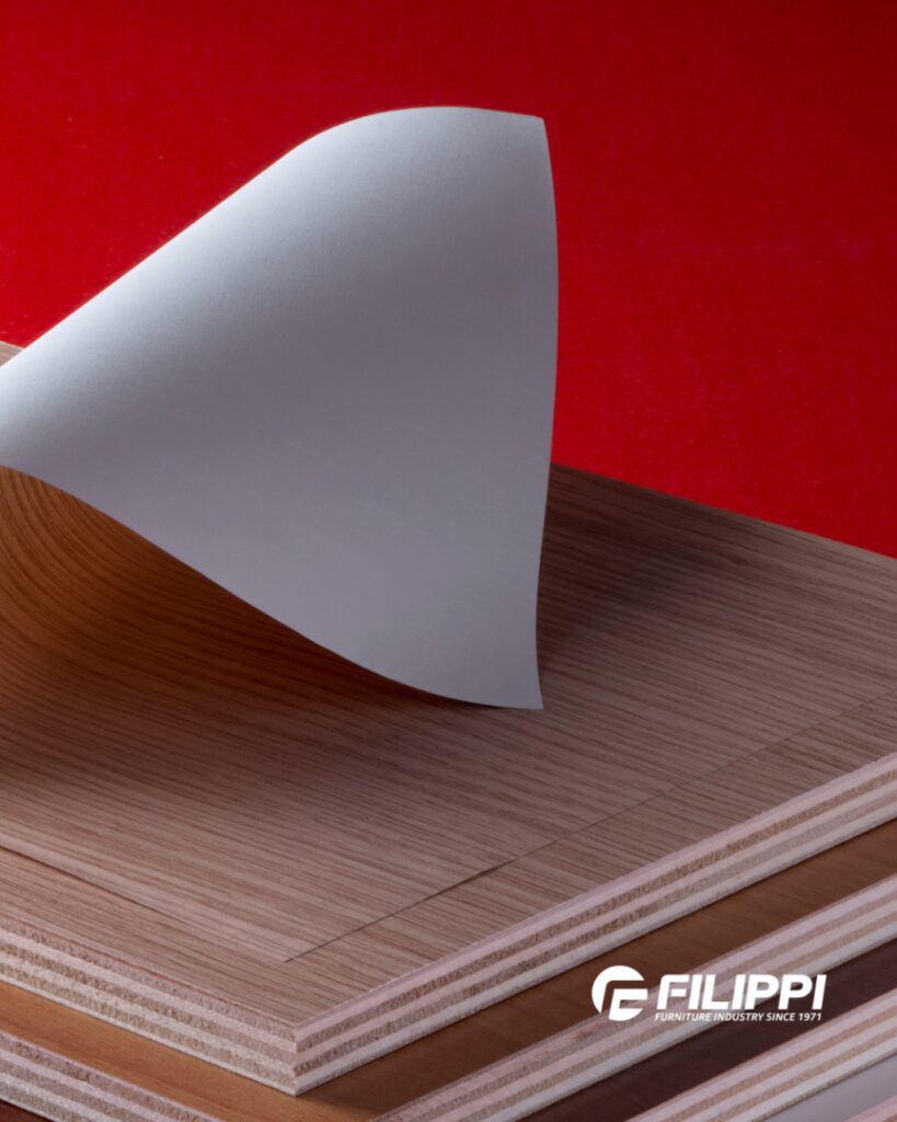 Pannelli nobilitati Filippi 1971: dettaglio della lamina decorativa applicata su multistrato con finitura effetto legno naturale.