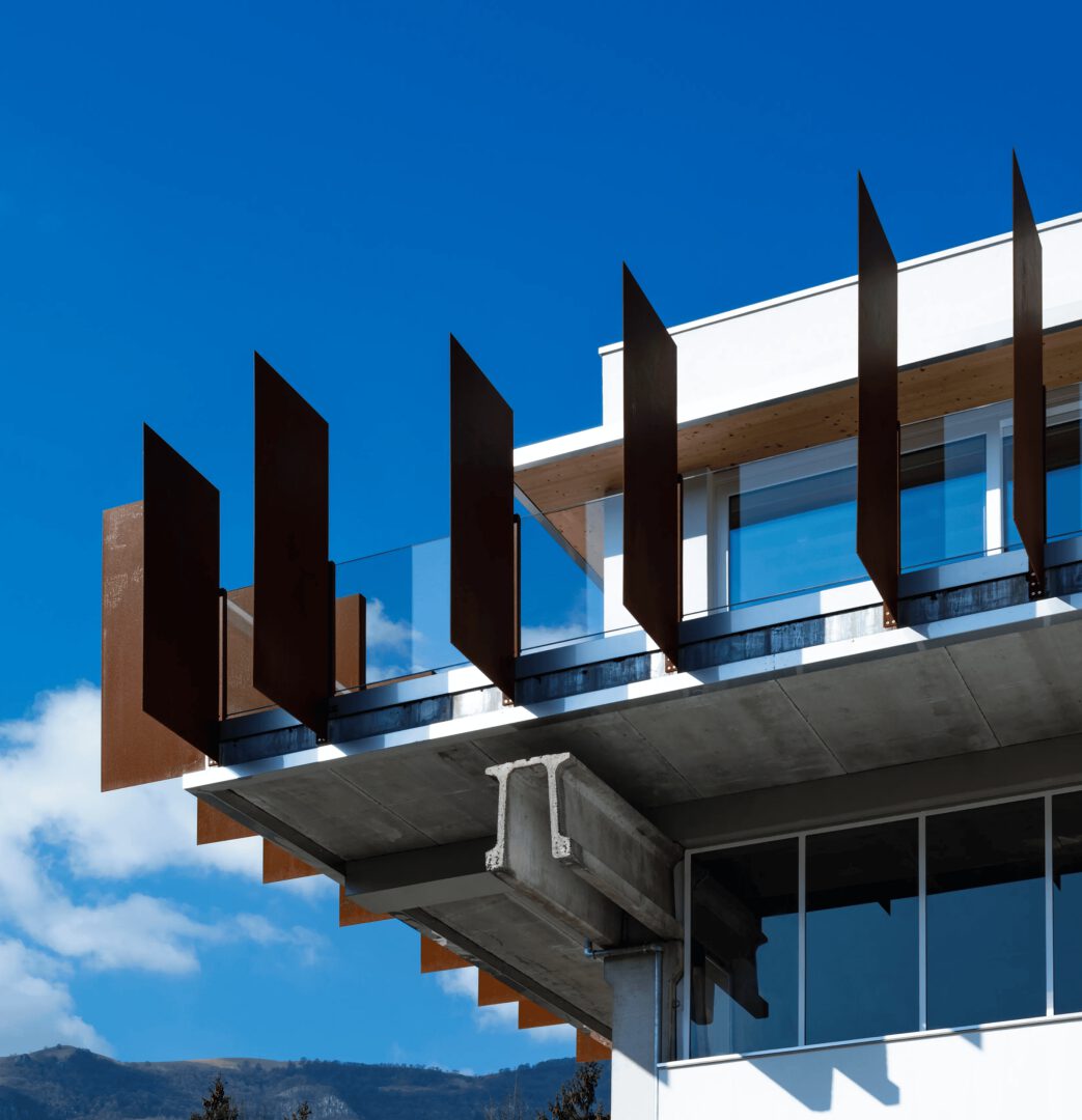 Filippi 1971 is an international company specialized in the production of wooden panels and custom-made woodworking.-4